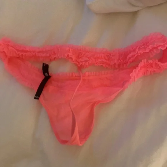Neon pink ruffle g-string - Picture 3 of 3
